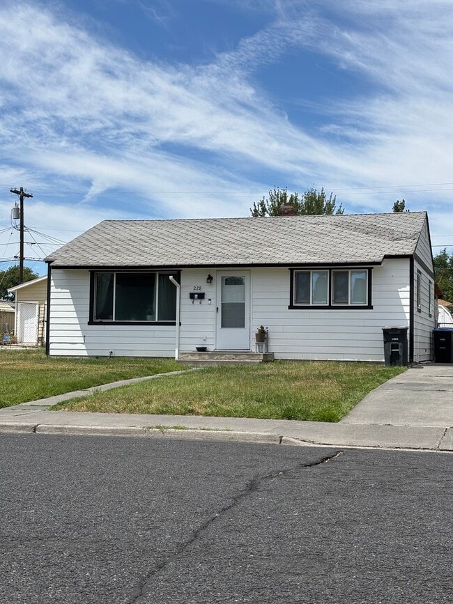 Building Photo - Cozy 2 bedroom 1 bath House!