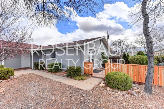 Building Photo - Stunning 3-bedrooms, 2-baths single-family... Rental