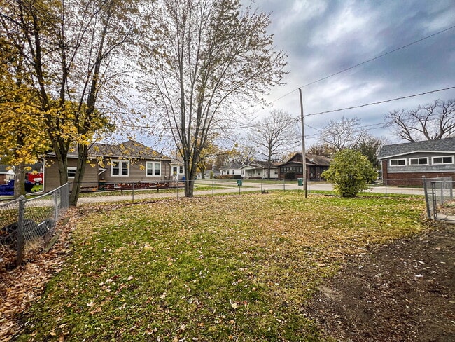 Photo - 402 S Illinois St