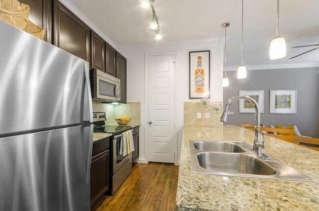 Building Photo - Berkshire Lakeway