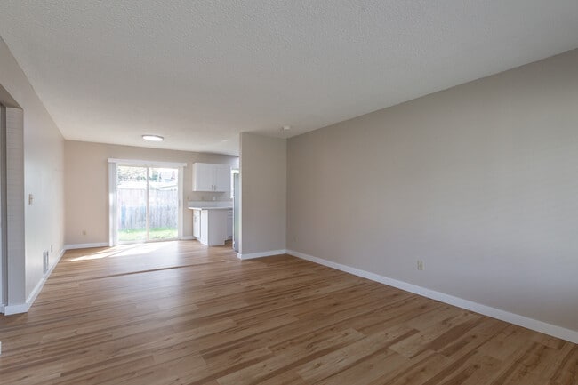 Photo - 110 SW Fleishauer Ln