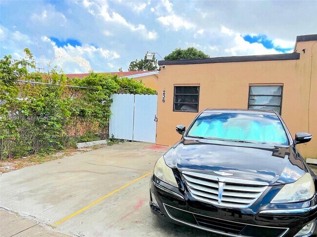 Photo - 236 E 14th St Unidad B