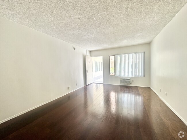 Building Photo - 430 S Gramercy Pl Los Angeles, CA 90020 Unit 302 Rental