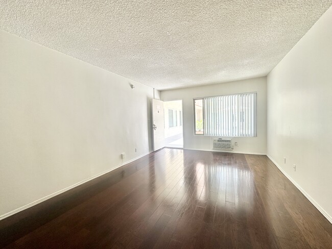 430 S Gramercy Pl Los Angeles, CA 90020 - 430 S Gramercy Pl Los Angeles, CA 90020 Apartment Unit 201