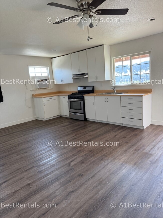 Building Photo - 1905 John St