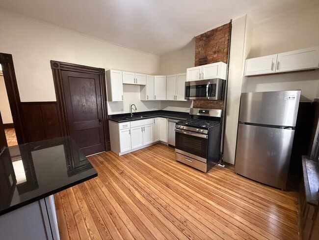 Photo - 187-189 E Whittier St