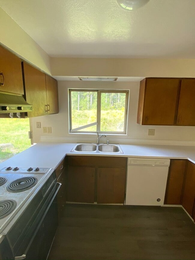 Photo - 2 Bedroom 1 bath with carport and yard