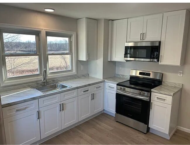 Building Photo - 982 S Schodack Rd Unit 4