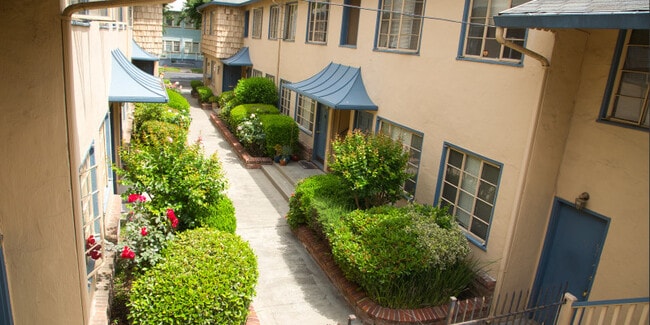 Kenwood Apartments 2426 - Kenwood Apartments 2426