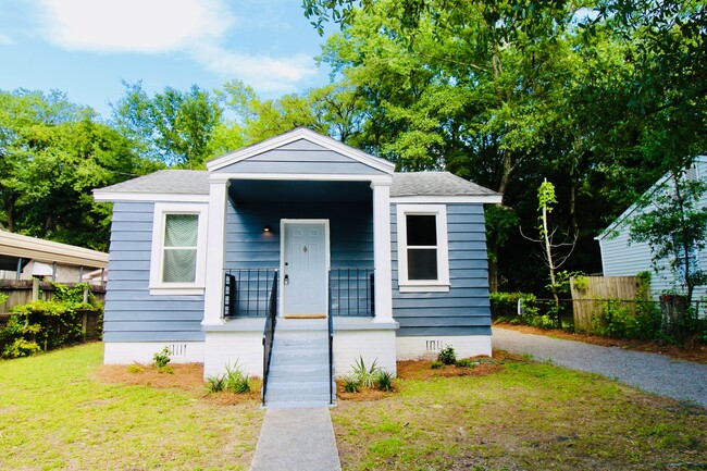 Renovated 3 Bedroom 1 Bath Home - Availabl... - Renovated 3 Bedroom 1 Bath Home - Availabl...