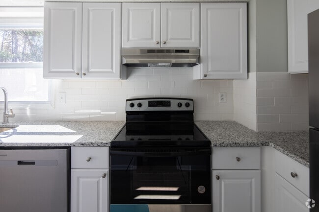 2BR, 1BA - 850SF - Kitchen - Chancellor Square