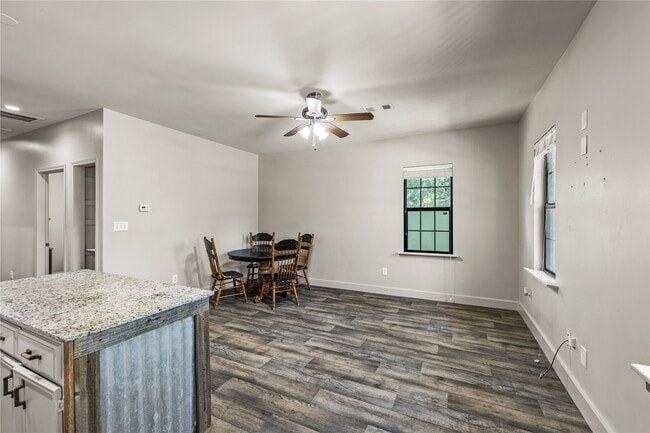 Building Photo - 10423 Deer Lake Lodge Rd Unit B