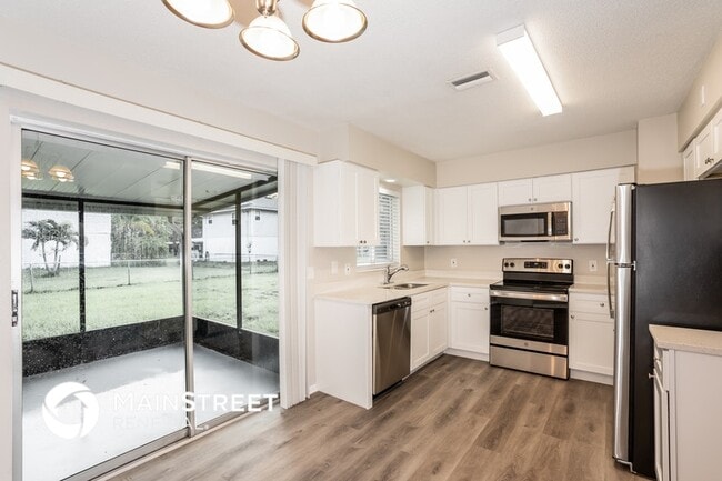 Photo - 328 52nd St W