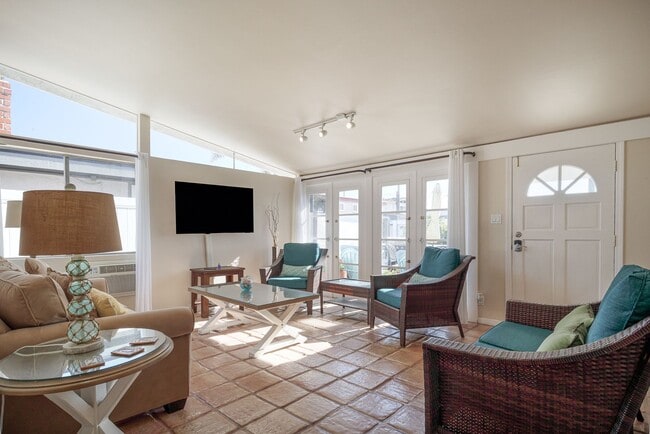 Photo - 207 Rossmore- MFR Unit 1