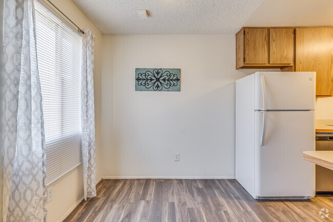 2BR, 2BA - 885SF