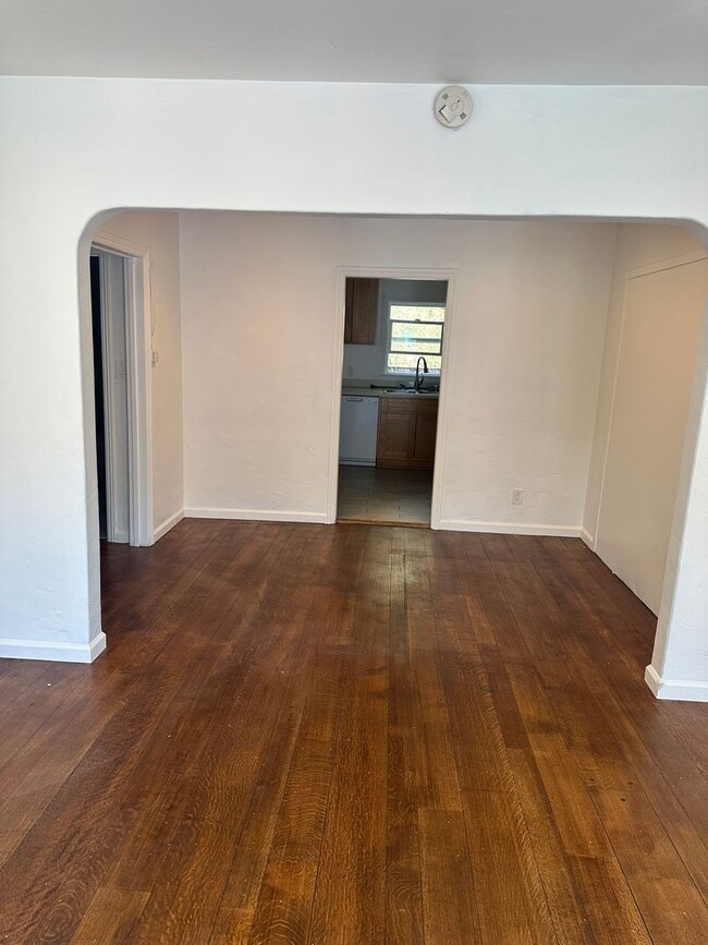 Building Photo - 594 Victoria Ct Unit 1