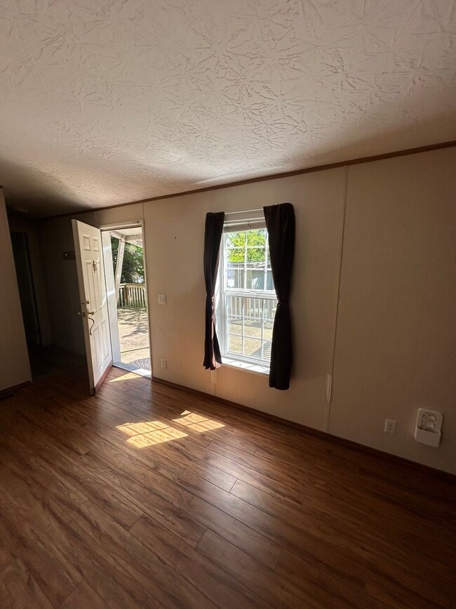 Photo - Two Bedroom Mobile Home for Rent in Maple ...