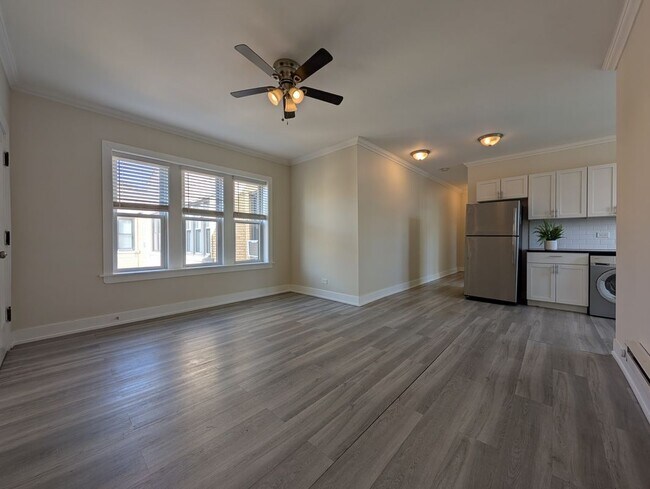 Building Photo - 3817 N Greenview Ave