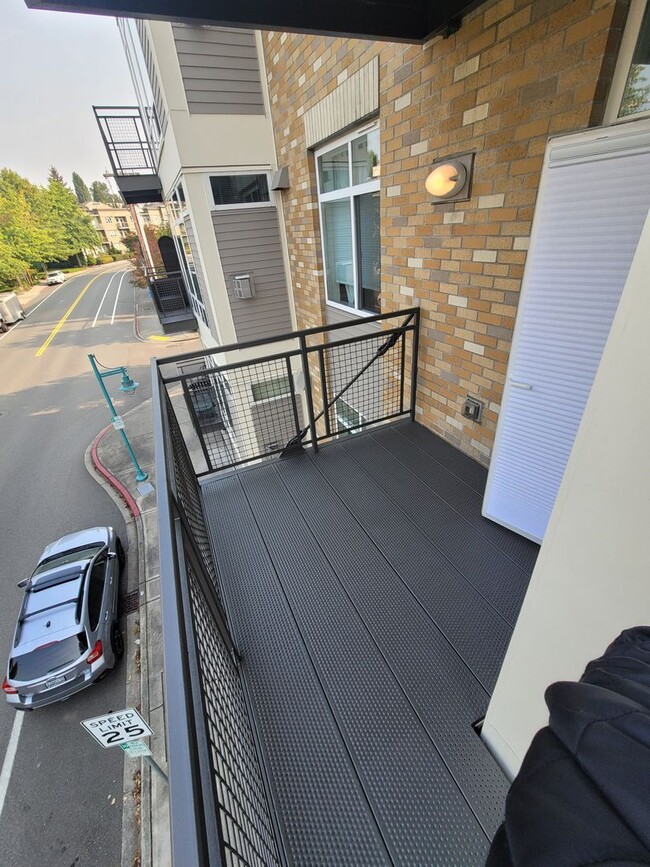 Photo - Spacious Kirkland Central Condo for Rent.