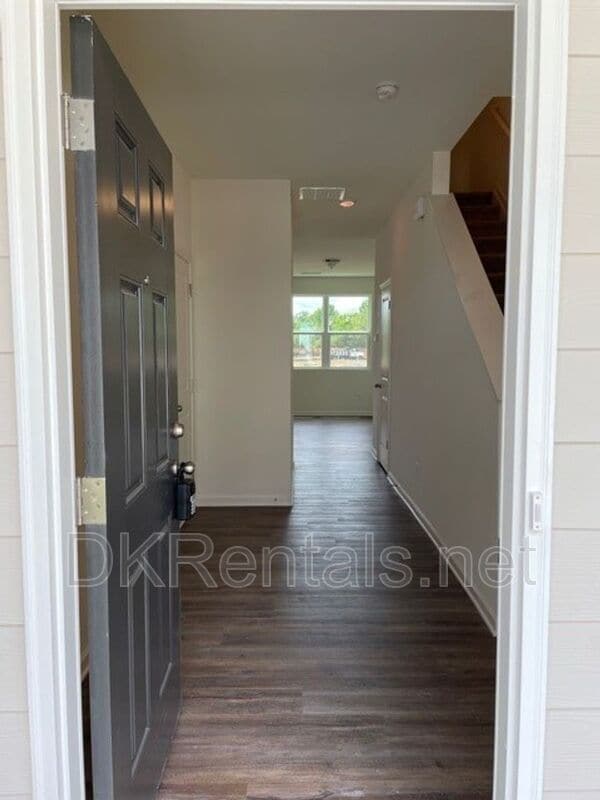 Photo - 241 Grand Central Wy