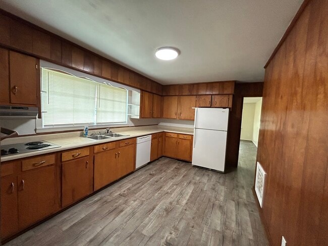 Photo - 106 N Baker St