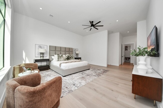 Building Photo - 5327 S Braeswood Blvd