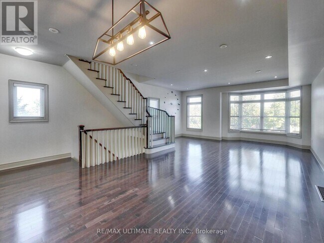 Photo - 62 Monclova Rd