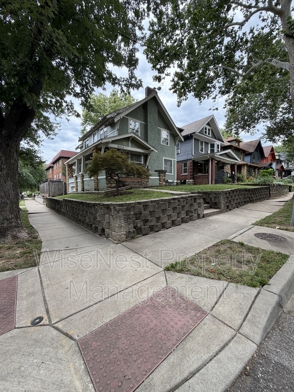 Photo - 800 E 41st St