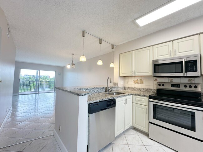 Photo - 2220 N Cypress Bend Dr Unidad 503