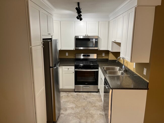Photo - 119 E Genesee St Townhome