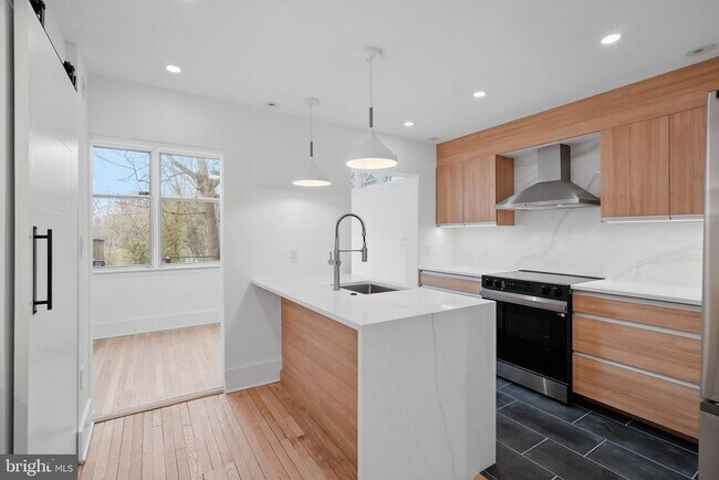 Photo - 2028 Tunlaw Rd NW