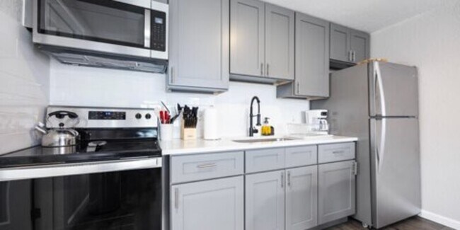 Holly Park Square Apartments - Holly Park Square Apartments Unit 206