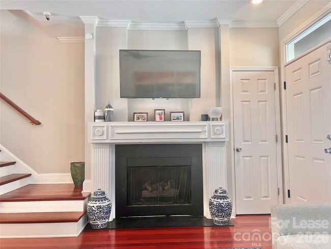 Photo - 833 W 4th St