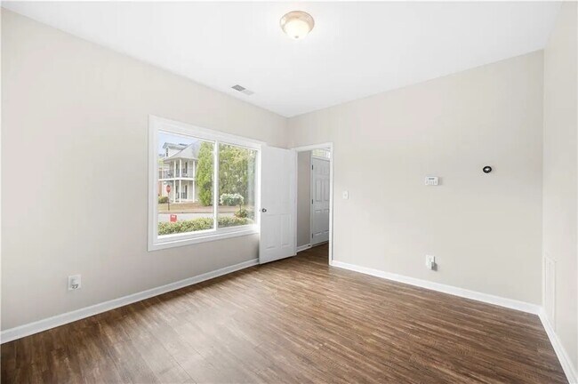 Photo - 4844 Liberty Plz