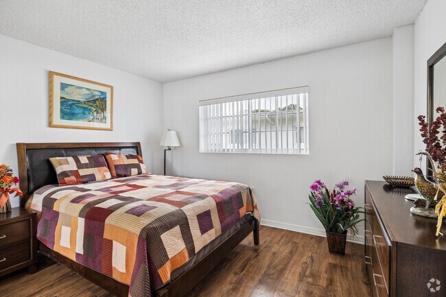 2BR, 2BA - 1,100SF - Bedroom
