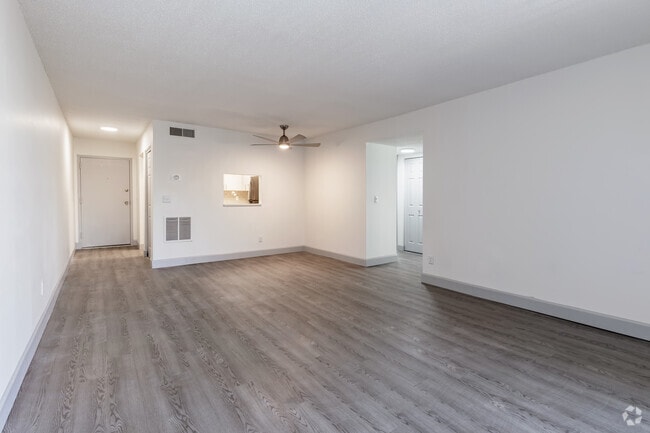 2BR, 2BA - 1,100SF