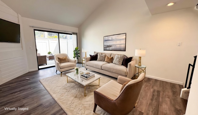 Building Photo - <<< Mid Term rental, pool, new kitchen, at...