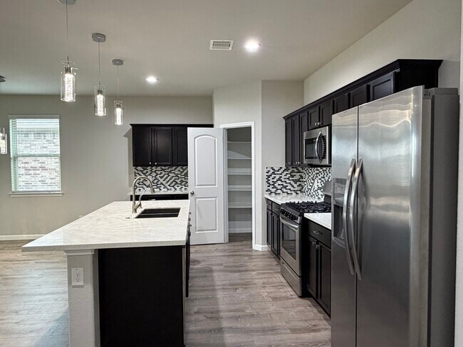 Photo - 6118 Yesenia St