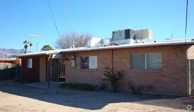 Building Photo - 2851 N Magnolia Ave Rental