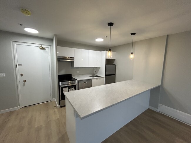 Building Photo - 1585-1585 Oxford St Unit 402