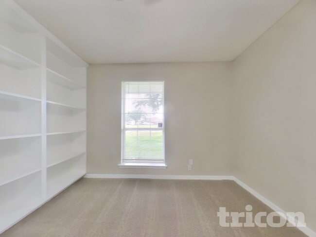Photo - 2727 Fox Creek Dr E