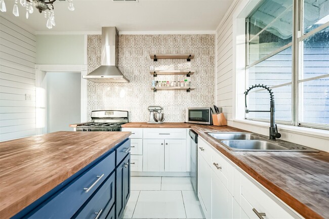 Photo - 4016 Avenue Q 1/2