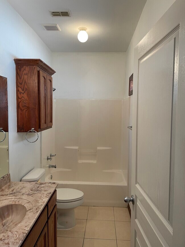 Guest restroom - 3043 Scotland Dr Unidad 1