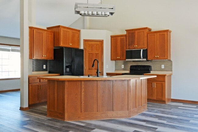 Photo - Spacious 5-Bed, 3 Bath Home in Delano - Available Now!