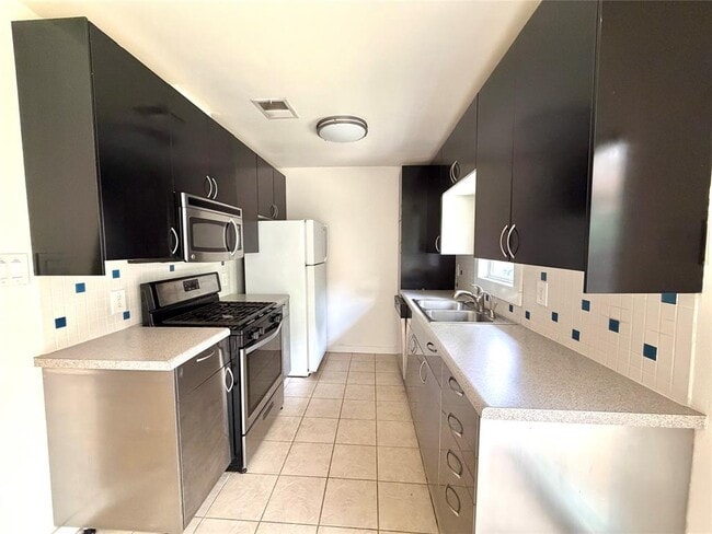 Photo - 300 1/2 W 55th St