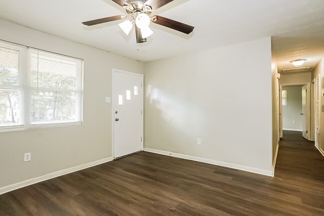 Photo - 458 Sheraton Dr