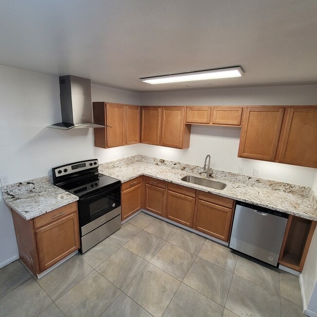 New kitchen cabinets and granite counter tops - 4718 E Alta Vista Rd
