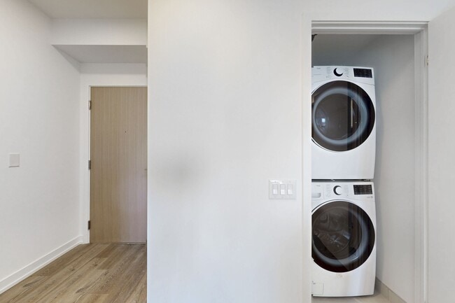 Photo - 395-395 Square One Dr