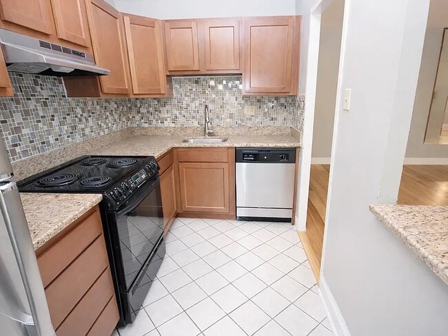 REGENCY COURT APARTMENTS -- 018