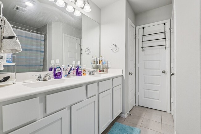 Photo - 7333 Hinsdale Dr